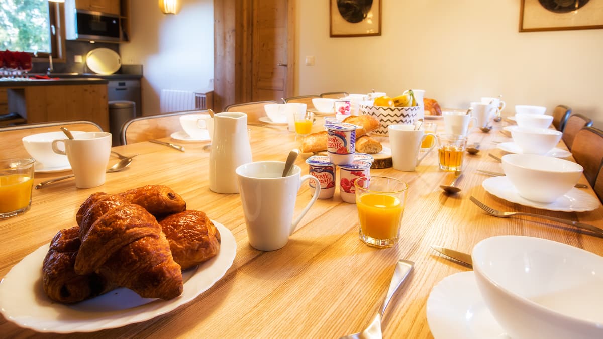 Chalet Nid Alpin Breakfast Table