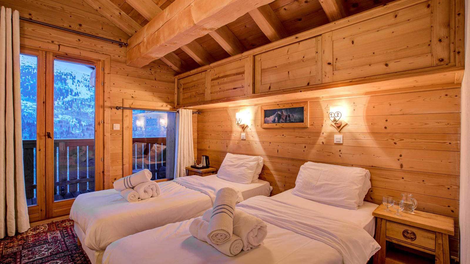 Chalet Laetitia twin bedroom with balcony