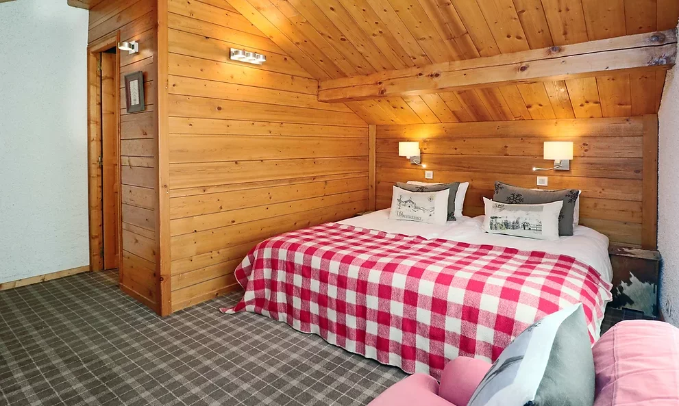 A spacious bedroom in Chalet La Combe Meribel