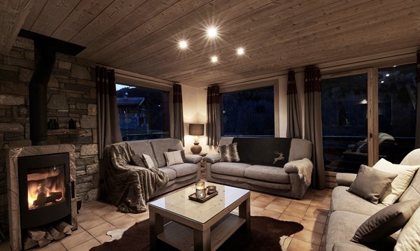 The spacious Living room with firepalce in Chalet Brenettes, Meribel