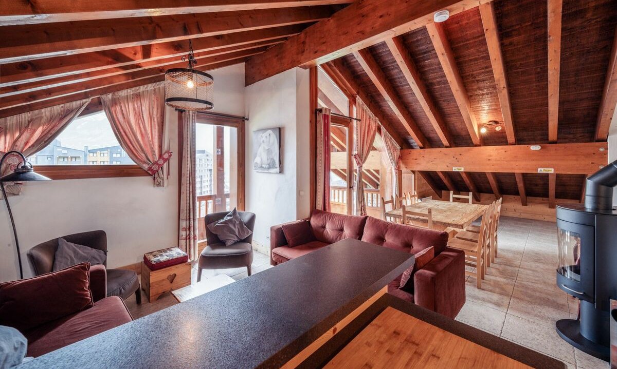 Living and dining area in Chalet Mathilde Val Thorens