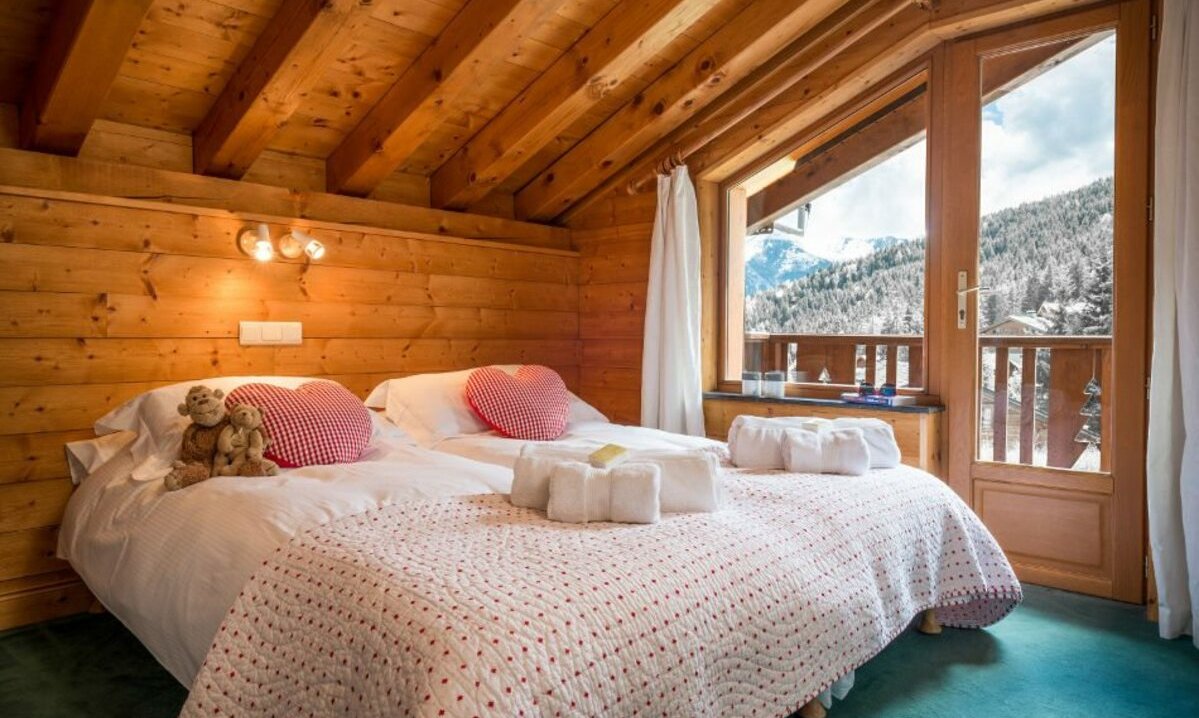 A Twin Bedroom in Chalet Matisse Bas La Tania