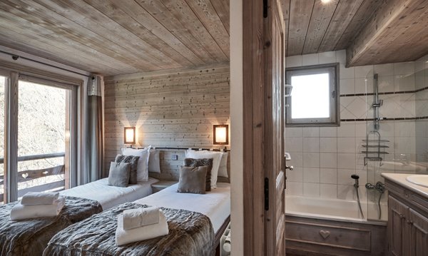 A Bedroom with ensuite facilities in Chalet Brenettes Meribel