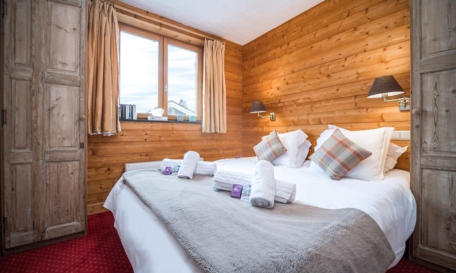 The Double Bedroom in Chalet Matisse Bas, La Tania
