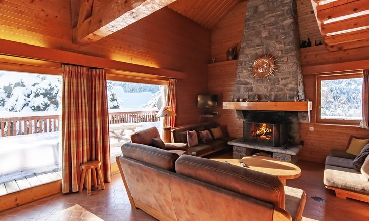 The Living area with a fireplace in Chalet La Renarde Meribel