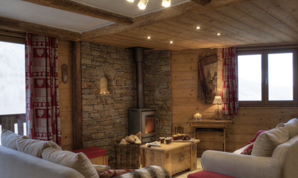 Cosy living room and fireplace in Chalet Blanche