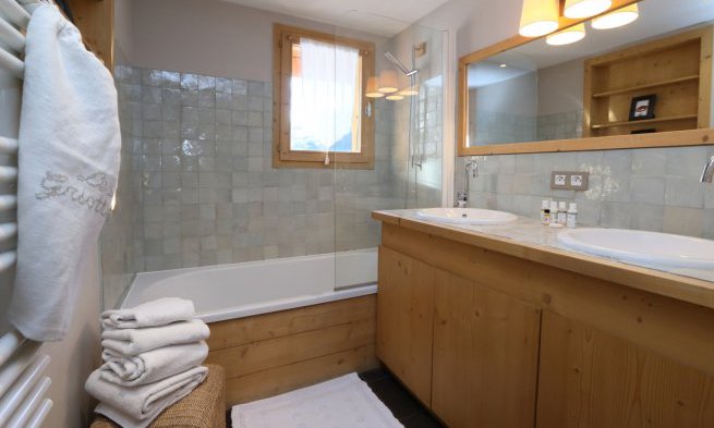 Chalet bathroom with double sinks and bath