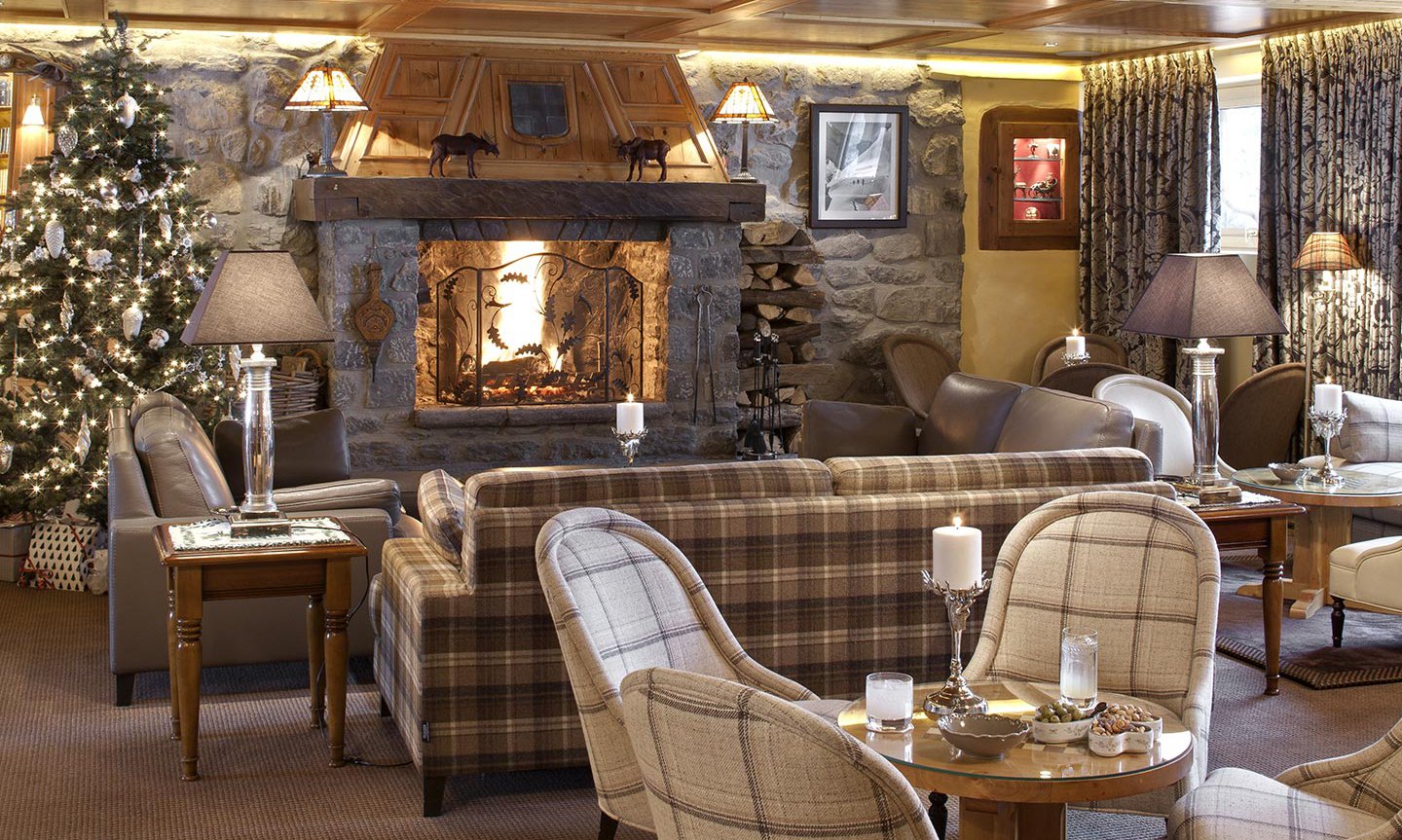 Hotel Le Grand Coeur Bar with Roaring Fire