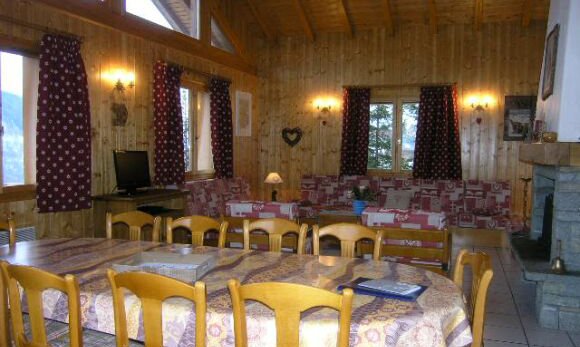 Living and dining area of chalet Vent de Galerne in Meribel