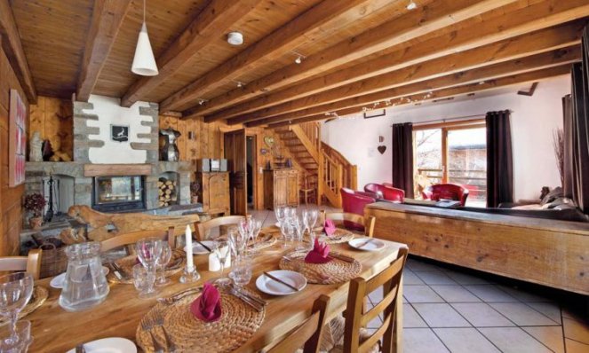 Chalet Isba Dining Area