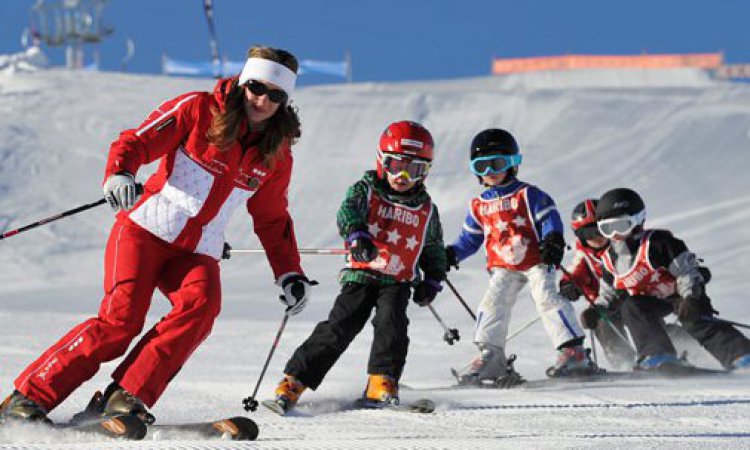 ESF teacher and little skiers