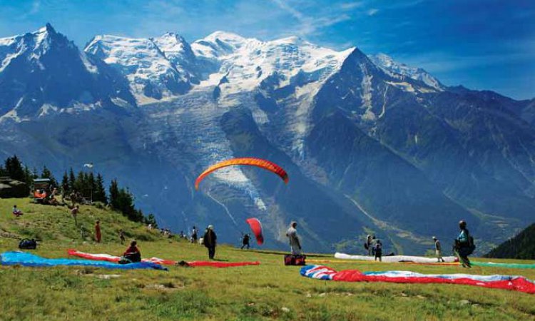 paragliding in the alps summer