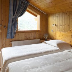 A Twin Bedroom with balcony in Chalet Serpolet Meribel