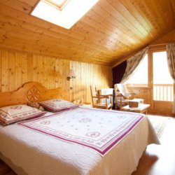 A double bedroom in Chalet Serpolet Meribel