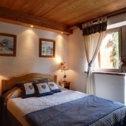 Lovely double bedroom in chalet La Fugue Meribel