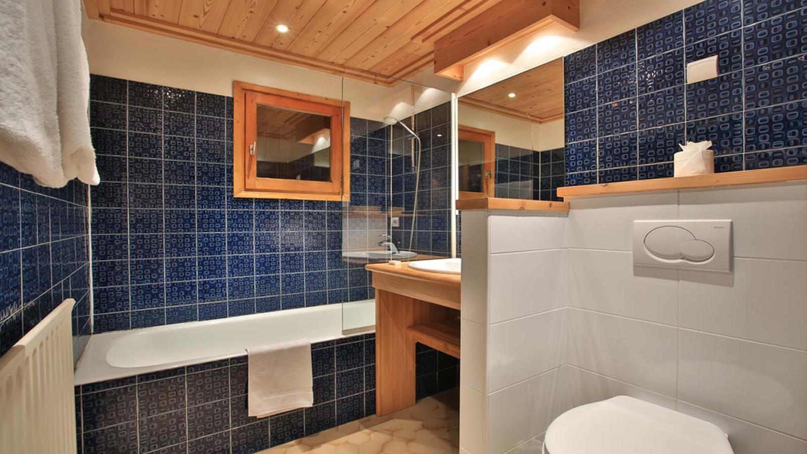 Chalet Elodie Bathroom with bath and shower