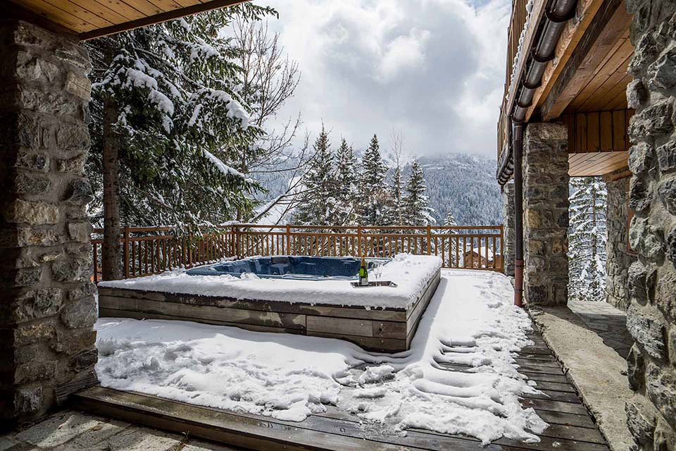 Chalet Les Bartavelles Outdoor Hot Tub