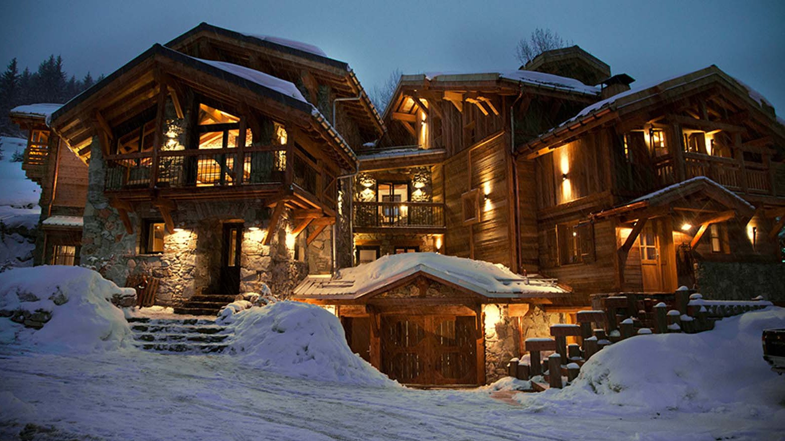 Chalet Benjamin at night