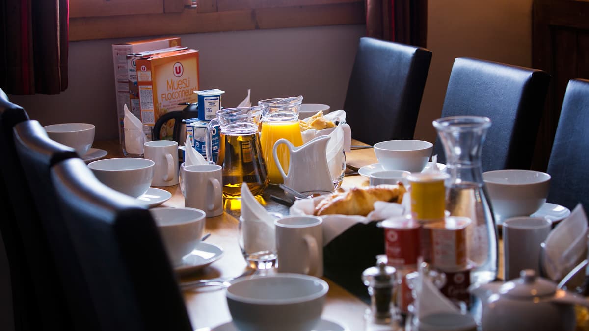 Chalet Caribou Breakfast Table