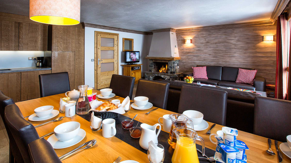 Chalet Caribou Living Room/Dining Room