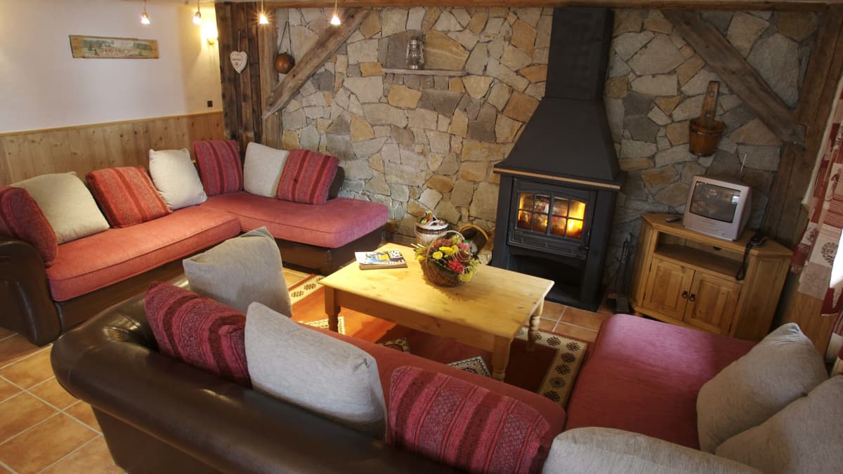 Chalet Daurel living room with fire