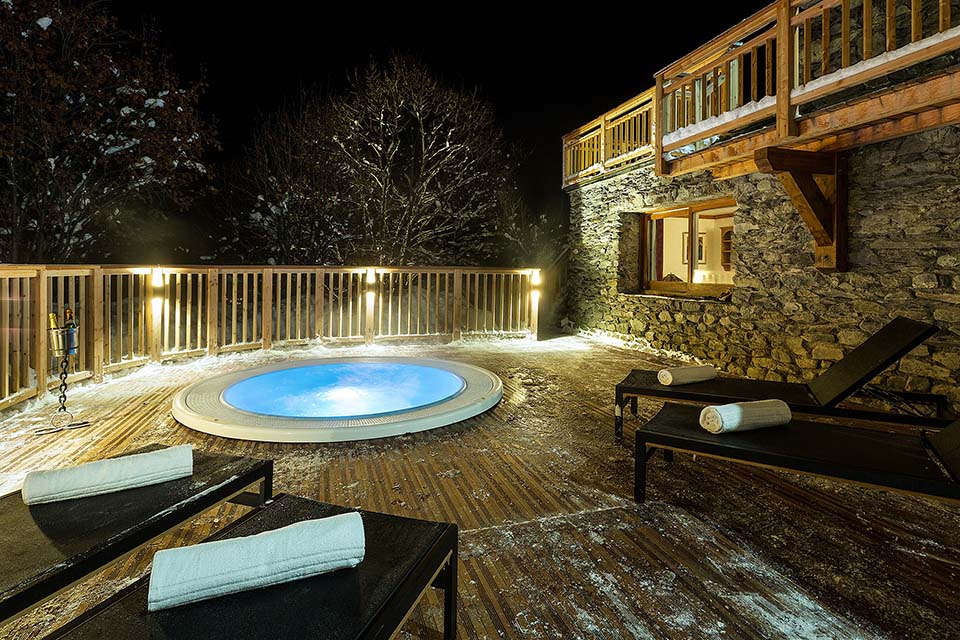 Chalet Iona Outdoor Hot Tub