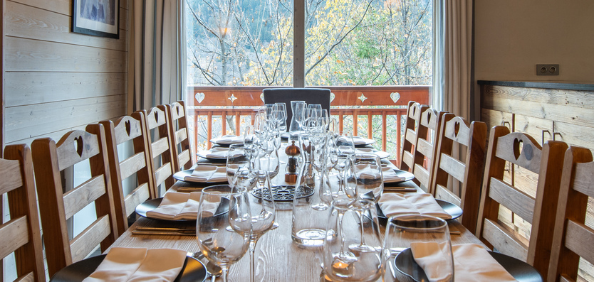 The dining area in Chalet Le Cedre Blanc Meribel