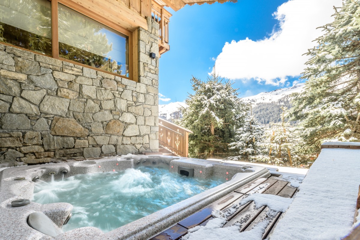 The outdoor hot tub at Chalet Phoebe in Meribel