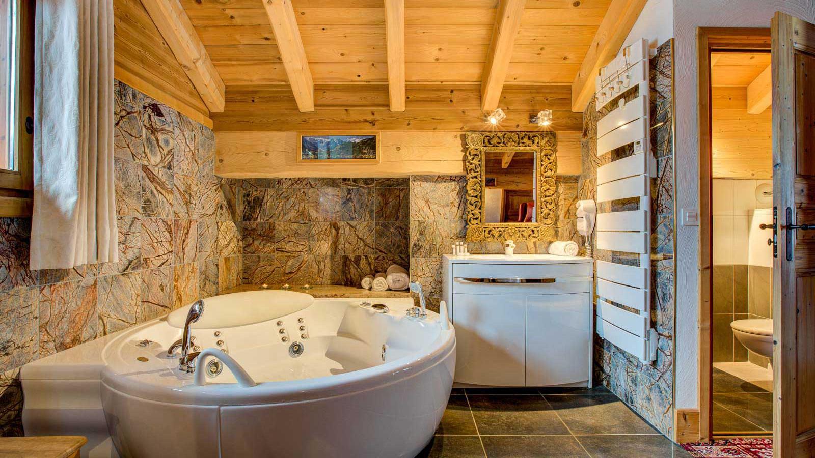 Chalet Laetitia bathroom with corner bubble bath