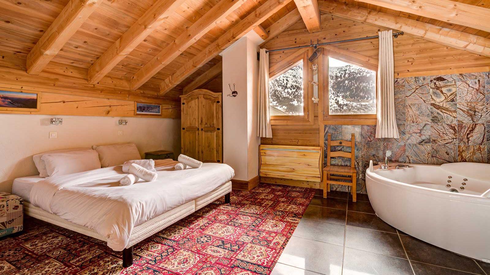 Chalet Laetitia double room with corner bath