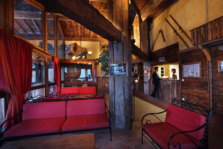 Chalet Loup Blanc Complex Reception