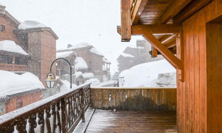 Chalet Aries balcony in the snow