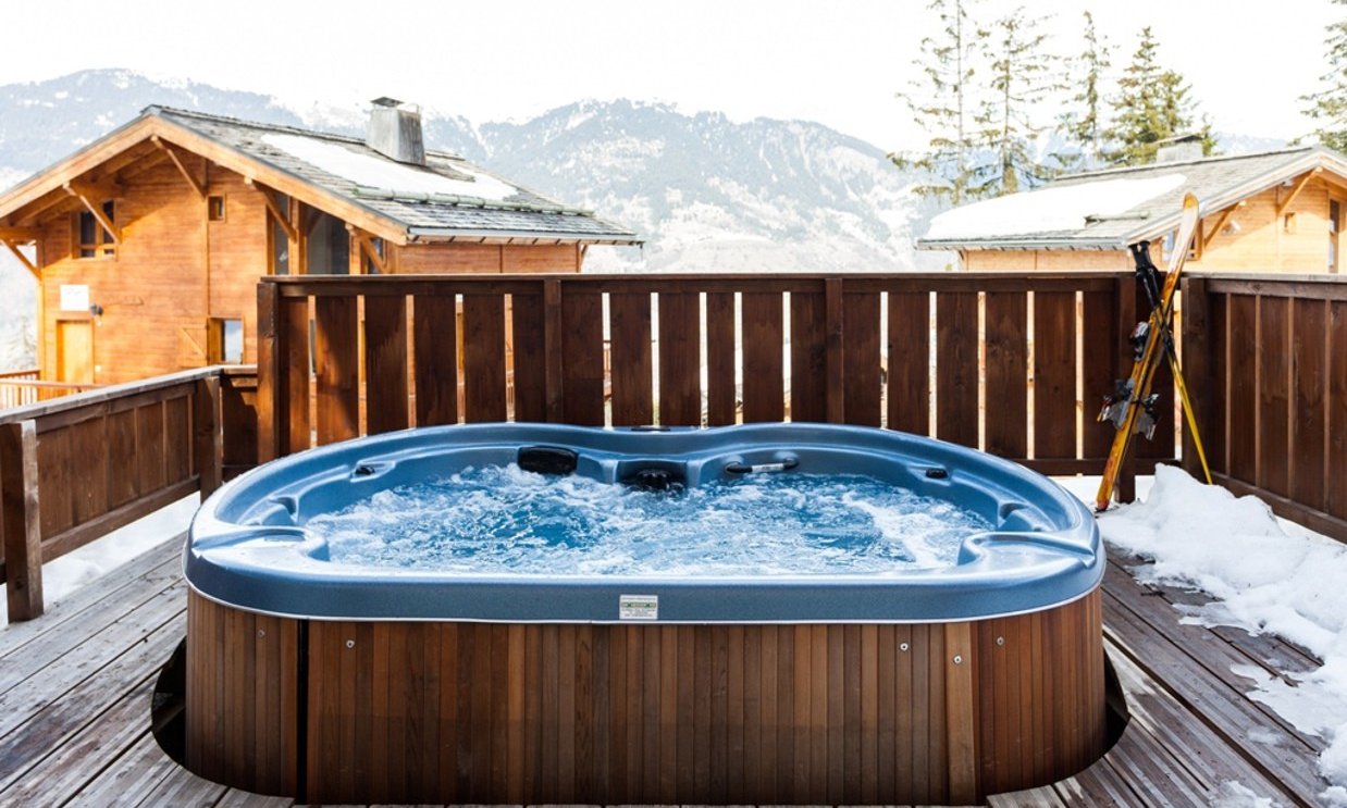 Chalet Attila outdoor hot tub