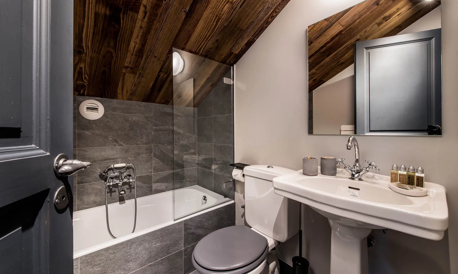 A bathroom in Chalet Tomkins Meribel