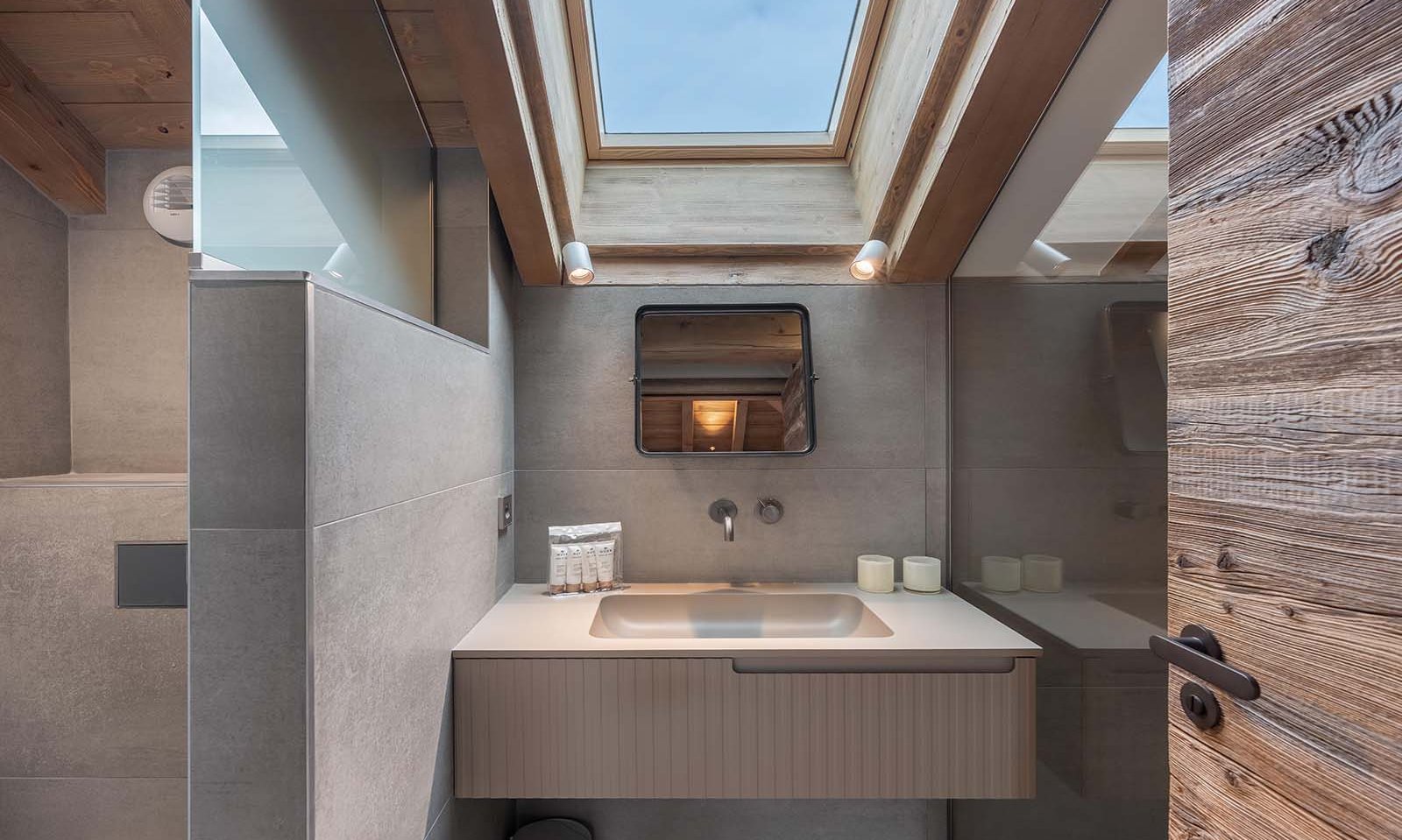 A bathroom in Chalet Etoile des Neiges Meribel
