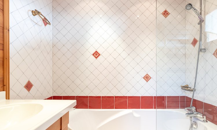 A bathroom in Chalet Oxalys in Meribel