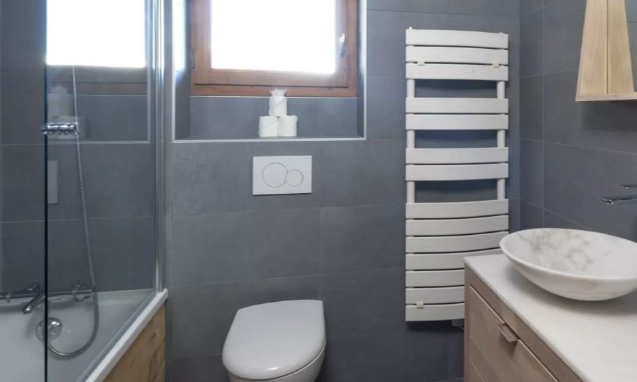 A bathroom in Chalet Rikiki Courchevel Moriond
