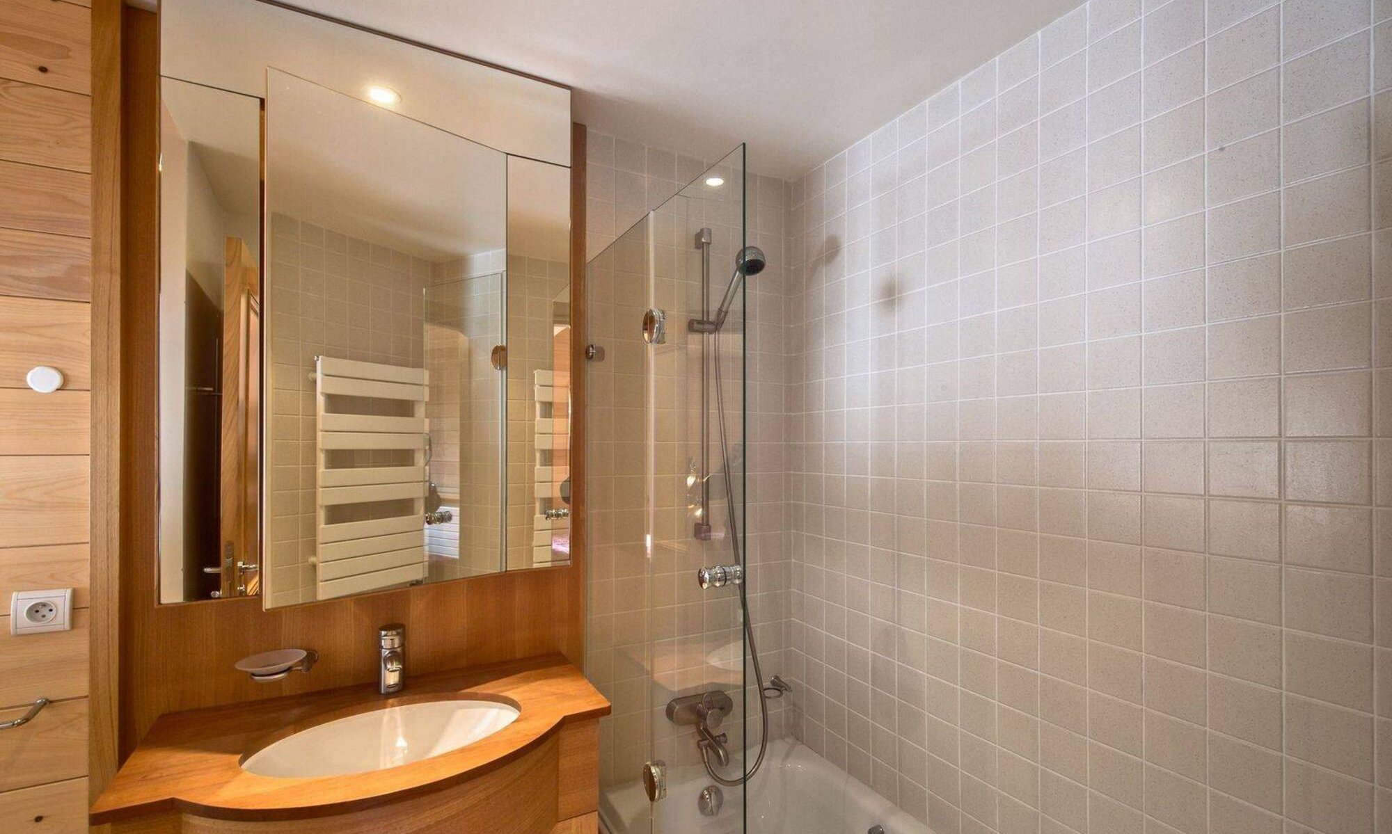 A bathroom in Chalet Eric Meribel Centre