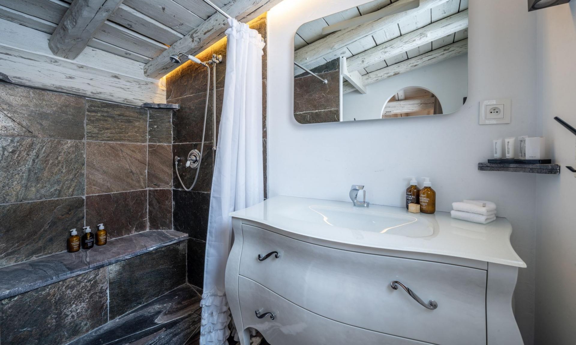 A beautiful bathroom in Catered Chalet Cheval Blanc Meribel Le Raffort