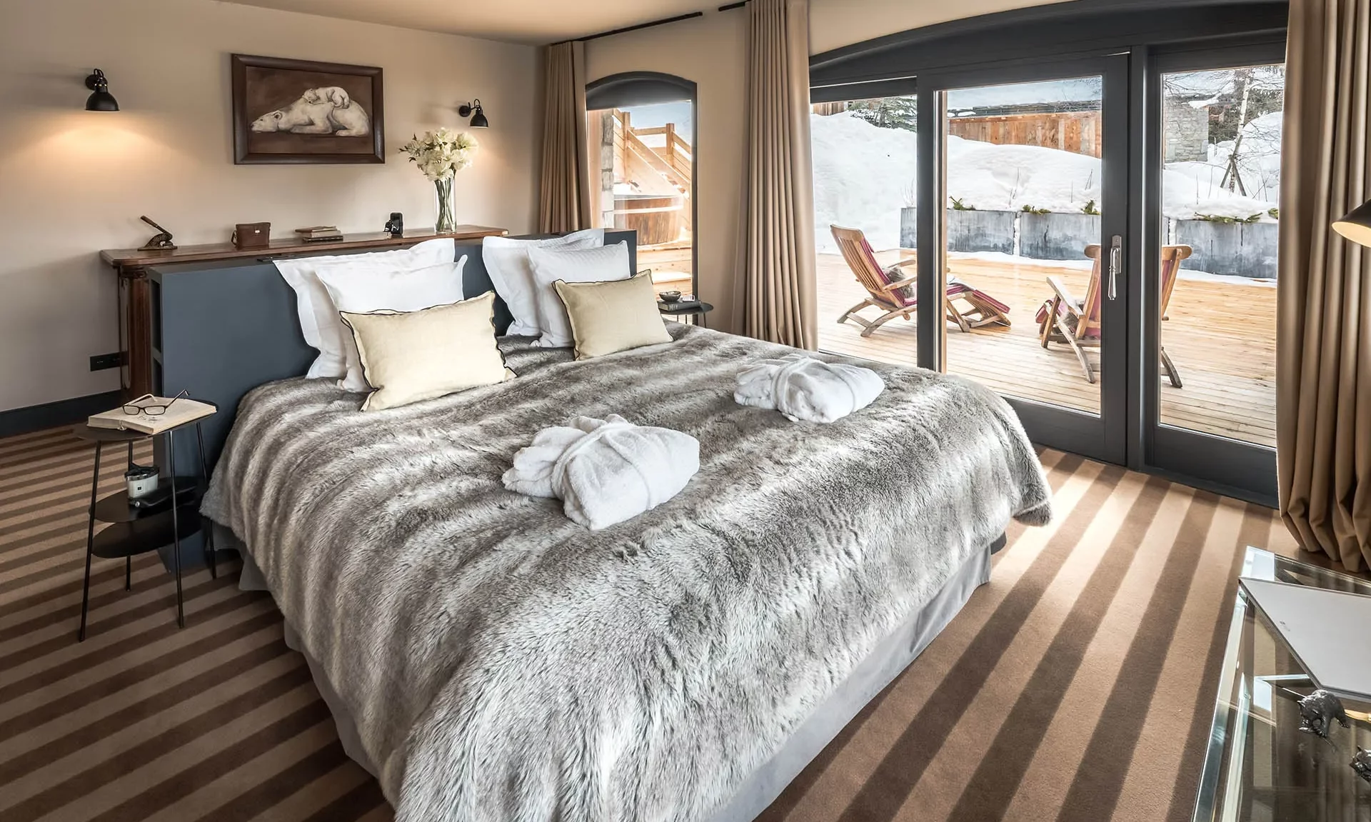 A luxury bedroom with balcony Chalet Tomkins in Meribel