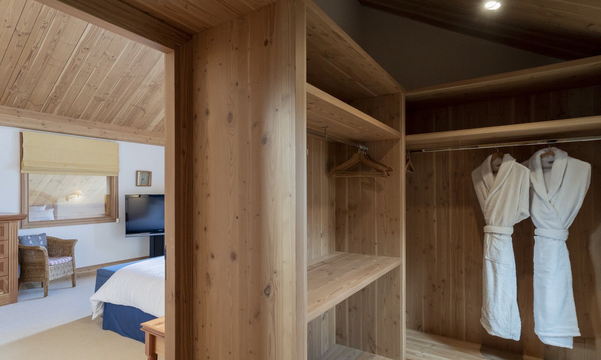 A Bedroom with walk in wardrobe in Chalet Foret, Meribel