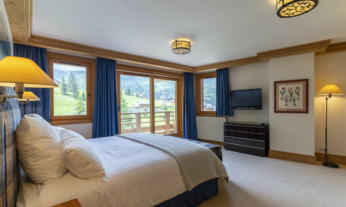 A Spacious Bedroom in Chalet Foret Meribel