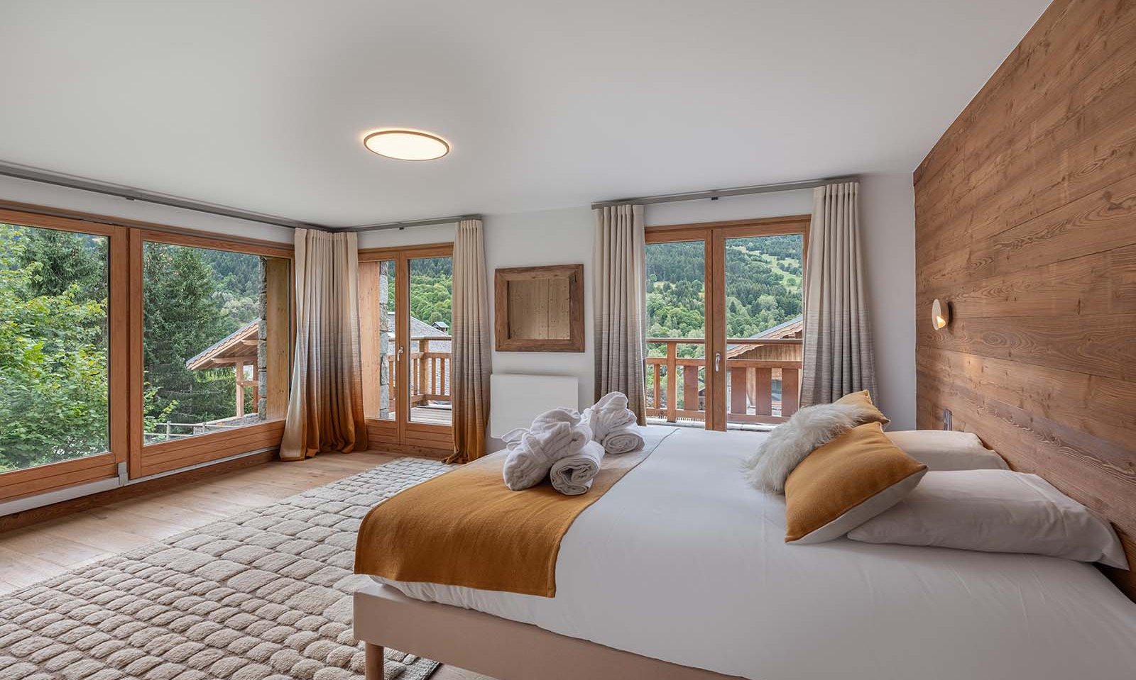 A spacious double bedroom in Chalet Etoile des Neiges Meribel
