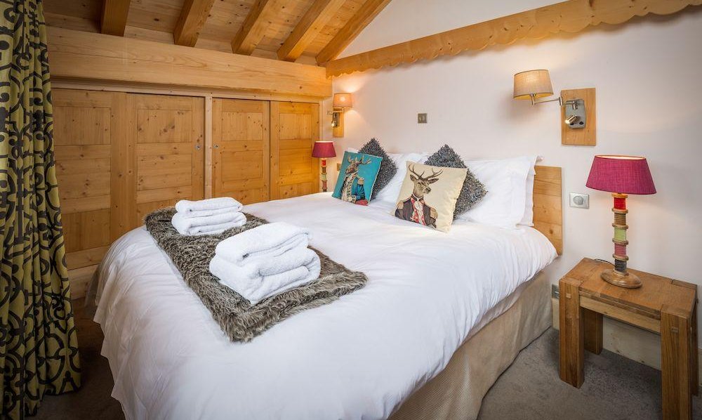 A double Bedroom in Chalet Bellacima Lodge Meribel