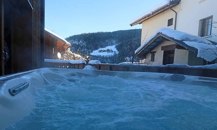 Chalet les Cabris Hot Tub