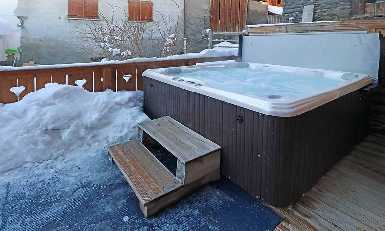 Chalet Les Cabris Outdoor Hot Tub