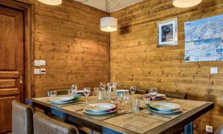 Chalet Verseau Dining Table