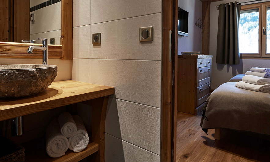 Bathroom and Bedroom in Chalet Chamois in Meribel