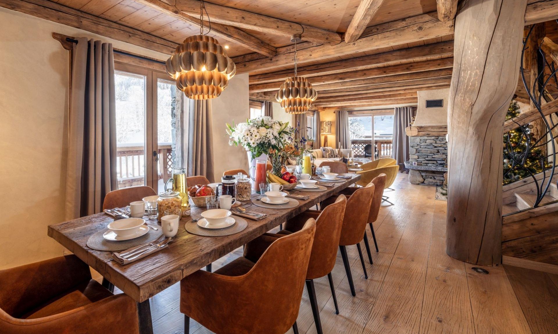 The dining area in Catered Chalet Cheval Blanc Meribel Le Raffort