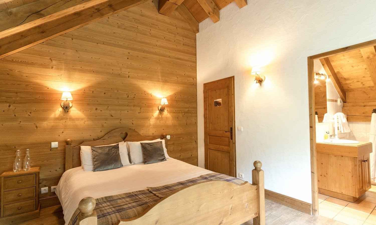 Double bedroom in Chalet Meru Meribel